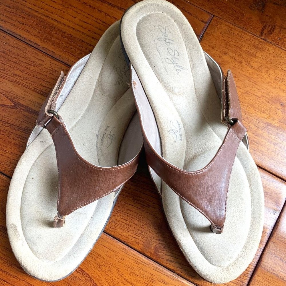 Soft Style Sandals Size 8 Brown Leather Flip Flops Slip On Shoe adjustable strap